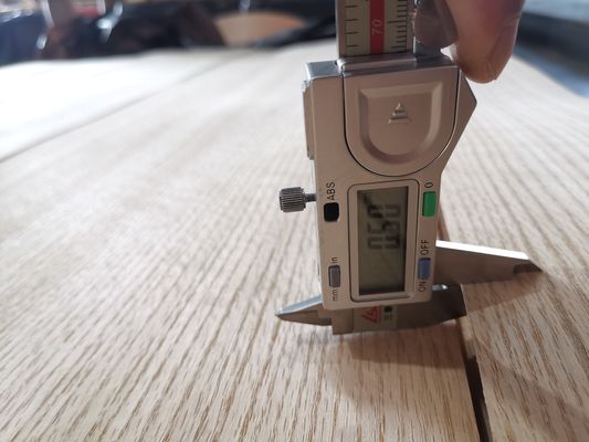 Sesuaikan Ketebalan Veneer Kayu Ek Merah Ideal untuk Solusi Lantai Kayu Alami