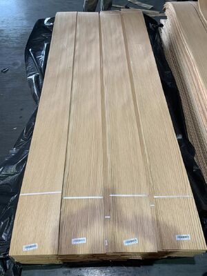 Lembaran Veneer Kayu Oak Merah Potongan Quarter dengan Ketebalan 0.2-0.6mm dan Serat Lurus untuk Furnitur dan Permukaan Dekoratif