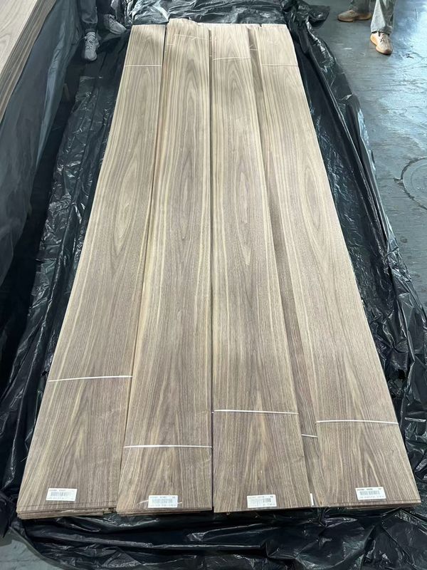Kualitas Tinggi American Walnut Crown Cut / Plain Cut Veneer Untuk Dekorasi Hotel