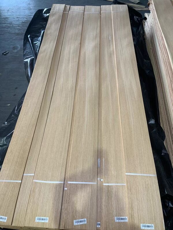 Lembar Veneer Oak dengan Fleksibilitas Baik, Tekstur Halus, dan Ketebalan 0,2-0,6mm untuk Furnitur dan Panel Dinding